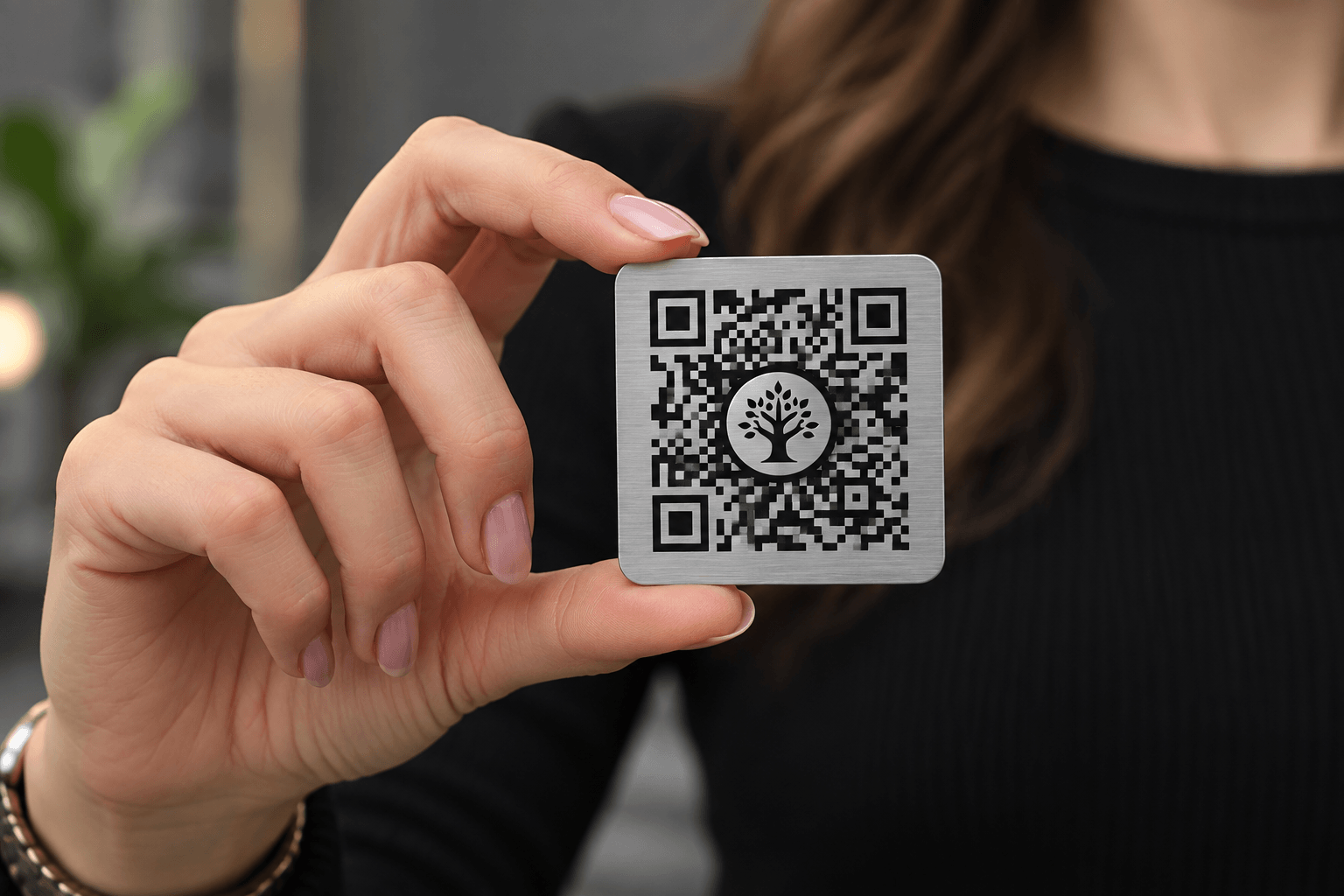 Металлическая QR-табличка с деревом Наследие в руке